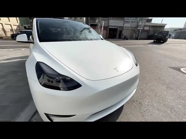 Tesla Model Y - 車漆透明保護膜 消光 亮光 差異比較