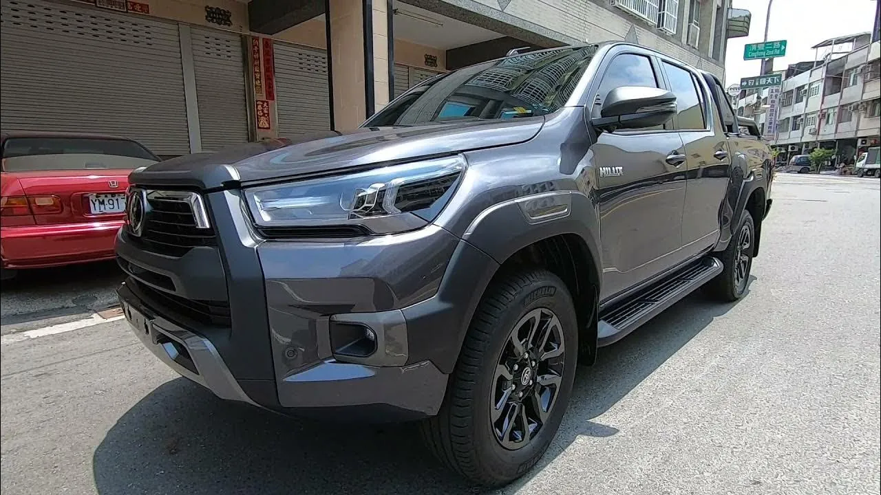 「TOYOTA HILUX」 - 亮光型TPU犀牛皮車身包膜